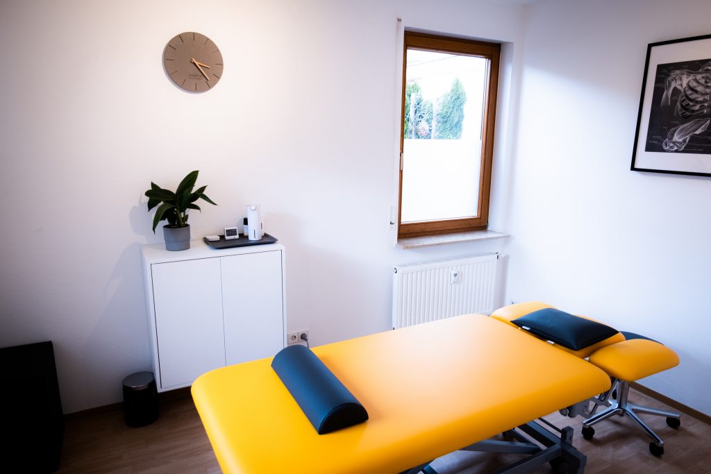 Behandlungsraum mit Therapieliege bei Physio Hirschau
