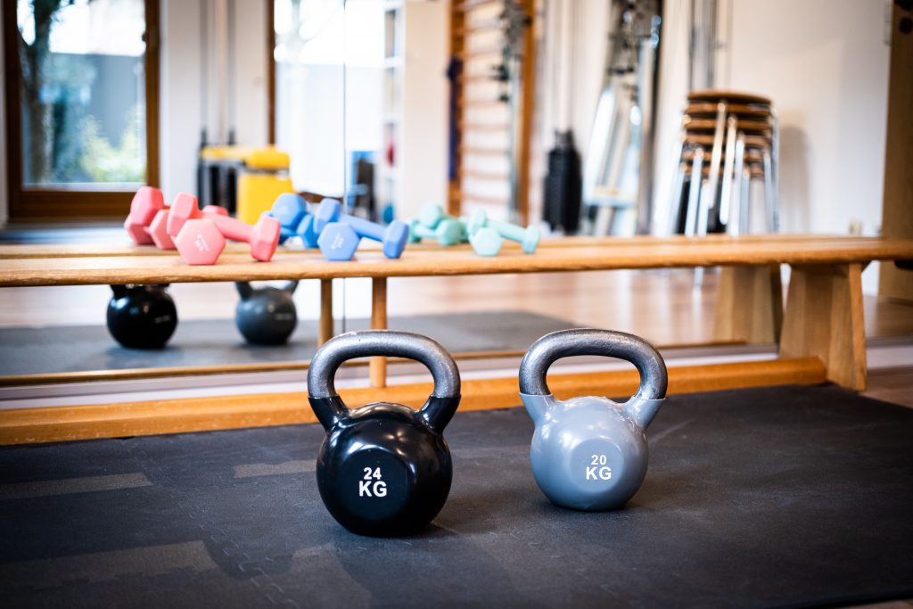 Moderner Trainingsraum mit Geräten der Praxis Physio Hirschau
