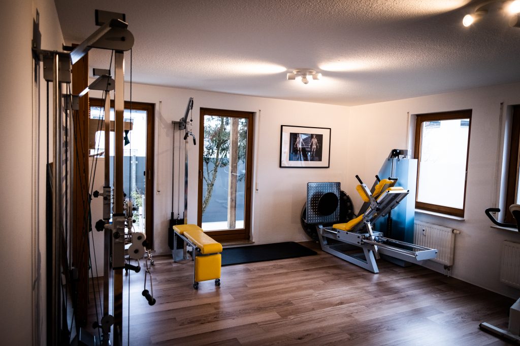 Heller, moderner Trainings- und Therapieraum der Praxis Physio Hirschau in Tübingen-Hirschau